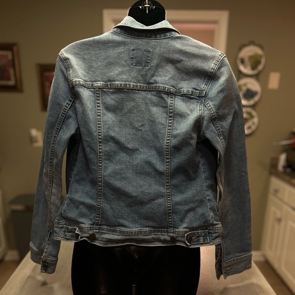 Old Navy Women’s Size M Jacket Classic Denim Blue Trucker Jean Pockets Western - Picture 9 of 15